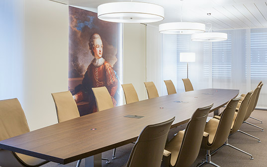 Portrait qui ont été inclus dans la conception d'une salle de réunion LGT à Vaduz.